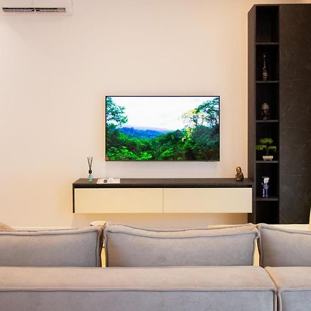 Luxury Rooftop 23 Bed and Breakfast Tirana Exterior foto