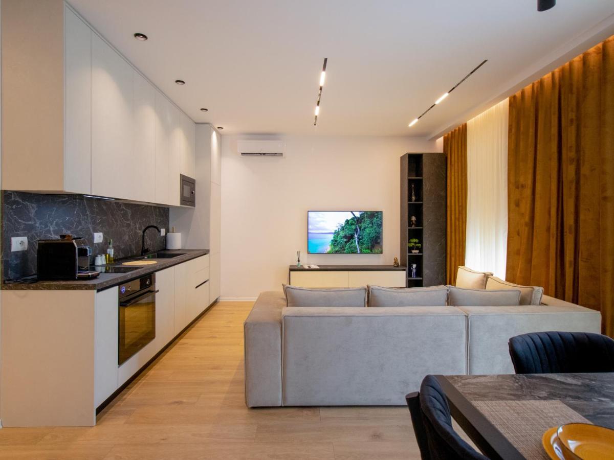 Luxury Rooftop 23 Bed and Breakfast Tirana Exterior foto